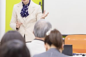 セミナーで話す女性