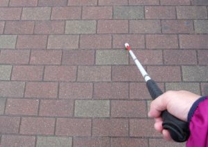 白杖を持って歩く人