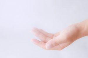 「どうぞ」と譲る手の写真