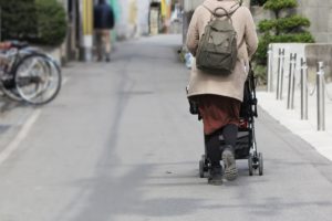 ベビーカーを押すお母さんの写真