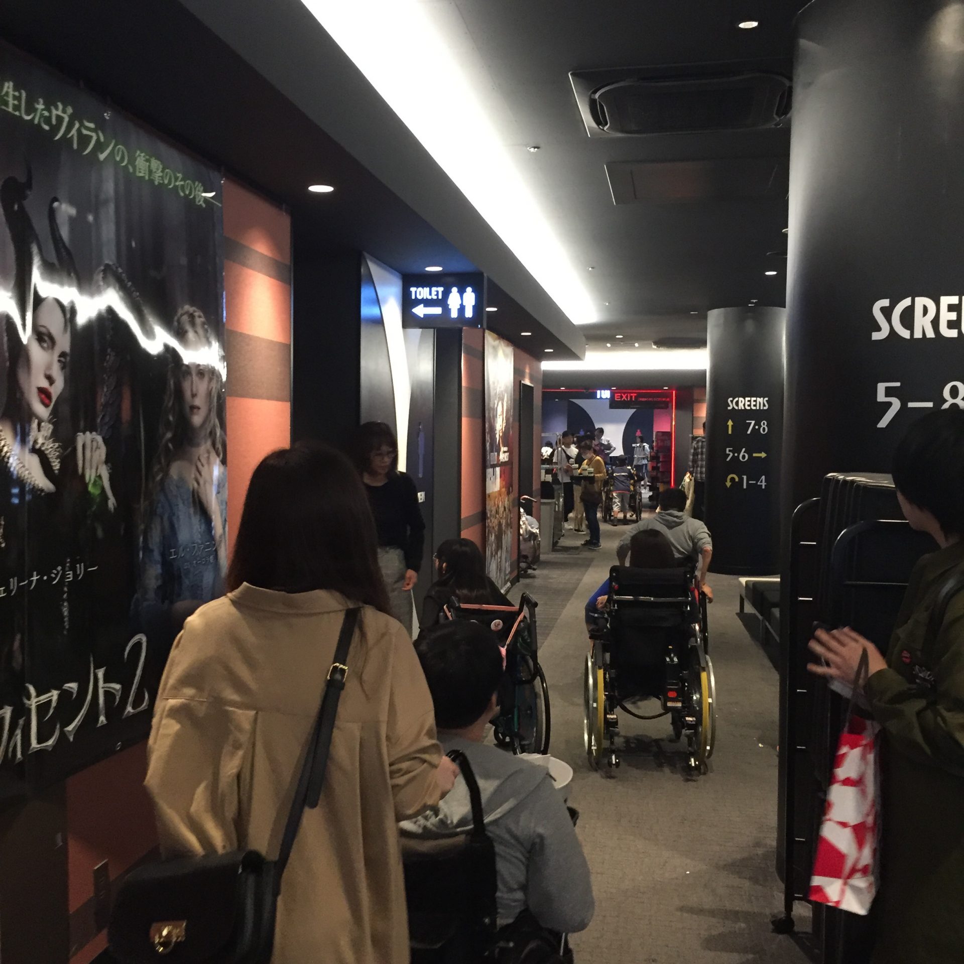 映画祭を訪れた車いすの子供達