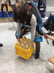 パワースーツで20kgの水を持ち上げる