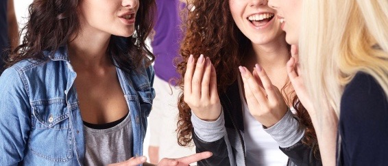 楽しそうに会話擦る人々