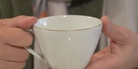 指が入る取っ手のカップ