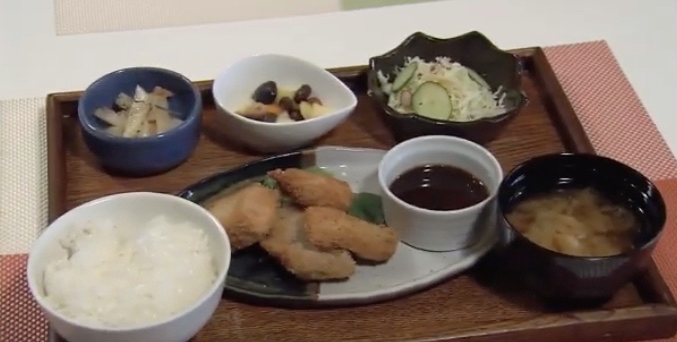 小分けにしてお盆に盛り付けた料理