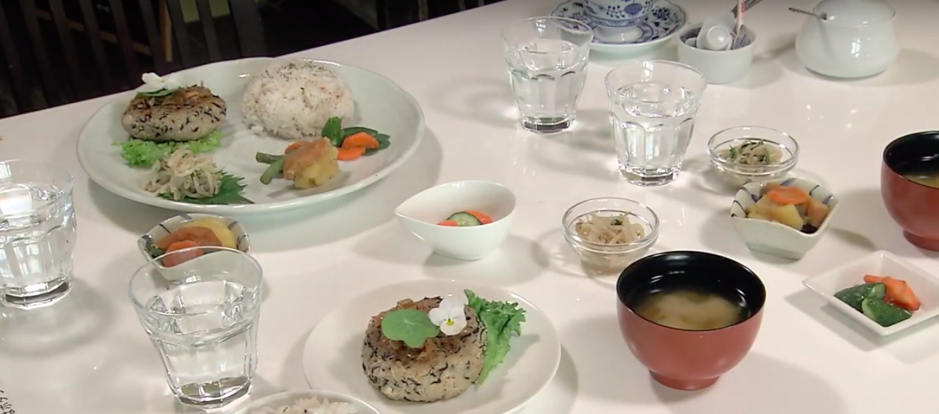 様々な食器が並べられた状態
