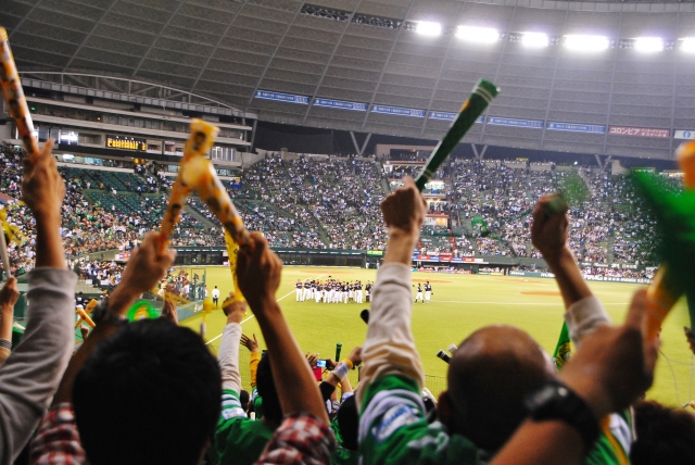 スタジアムで応援する人々