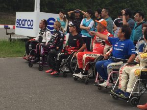 元気な車いすの若者達
